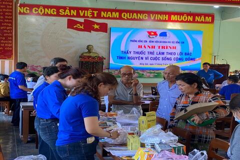 Bồng Sơn: Khám bệnh, cấp phát thuốc, cắt tóc miễn phí và tặng quà an sinh cho người dân khó khăn trên địa bàn phường.