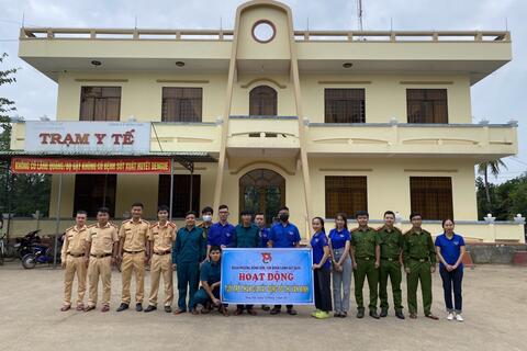 ĐOÀN THANH NIÊN PHƯỜNG BỒNG SƠN PHỐI HỢP VỚI CHI ĐOÀN CẢNH SÁT QLHC RA QUÂN BÓC, XÓA QUẢNG CÁO DÁN KHÔNG ĐÚNG NƠI QUY ĐỊNH.