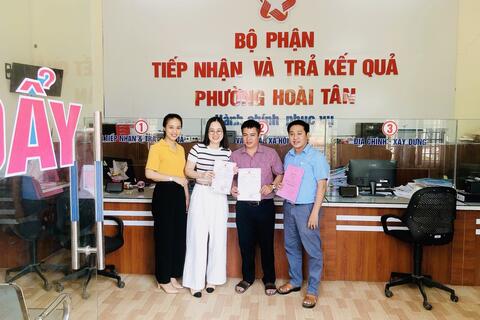 UBND phường Hoài Tân trao Thư chúc mừng cho công dân
