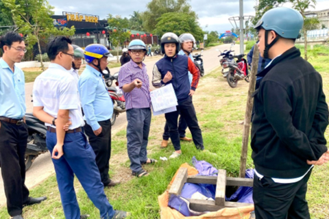 Ban giám sát đầu tư của cộng đồng giám sát công tác  Bàn giao mặt bằng thi công công trình