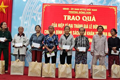 Phường Bồng Sơn tổ chức trao quà của hiệp sĩ đại thánh giá Lê Đức Thịnh cho hộ gia đình chính sách khó khăn.