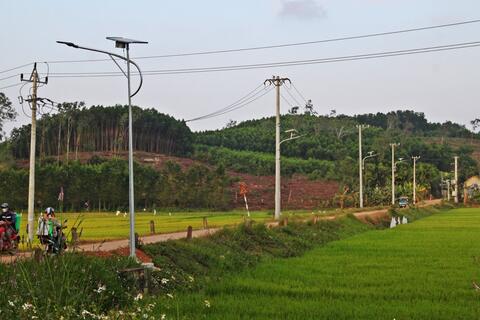 RỘN RÀNG NIỀM VUI DƯỚI ÁNH ĐIỆN NĂNG LƯỢNG MẶT TRỜI.