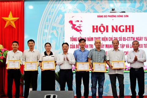 Đảng ủy Phường Bồng Sơn: Khen thưởng 5 tập thể, 19 cá nhân tiêu biểu trong thực hiện Chỉ thị 05-CT/TW.