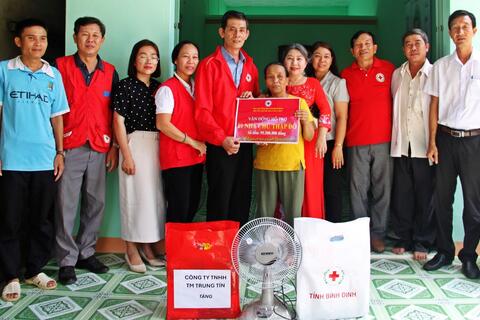 Trao kinh phí xây dựng nhà chữ tập đỏ cho người khuyết tật nặng.